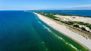 Romantyczne spacery brzegiem morza